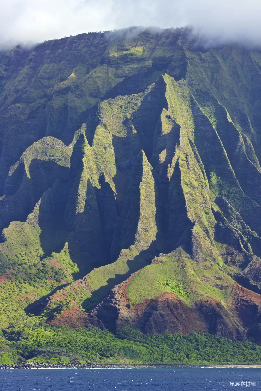 高清摄影 山景 自然风光 户外探险 海岸线 绿色山脉 茂盛的山脉与海岸线