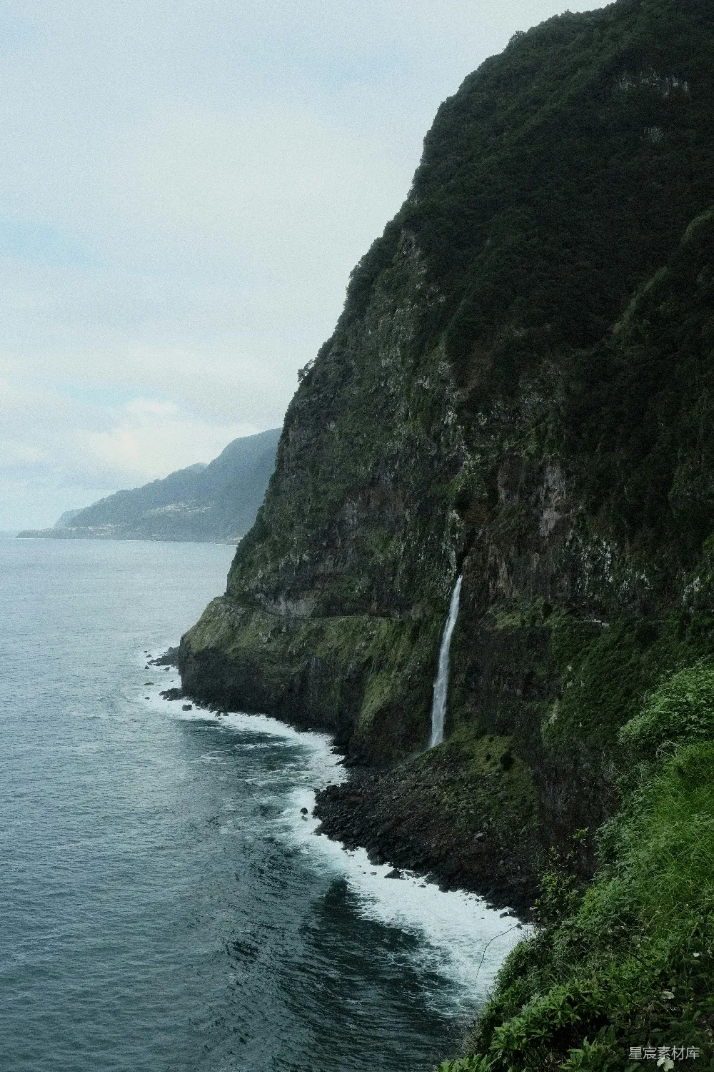 高清摄影 自然景观 海岸线 瀑布 山脉 探险 海岸悬崖上的瀑布
