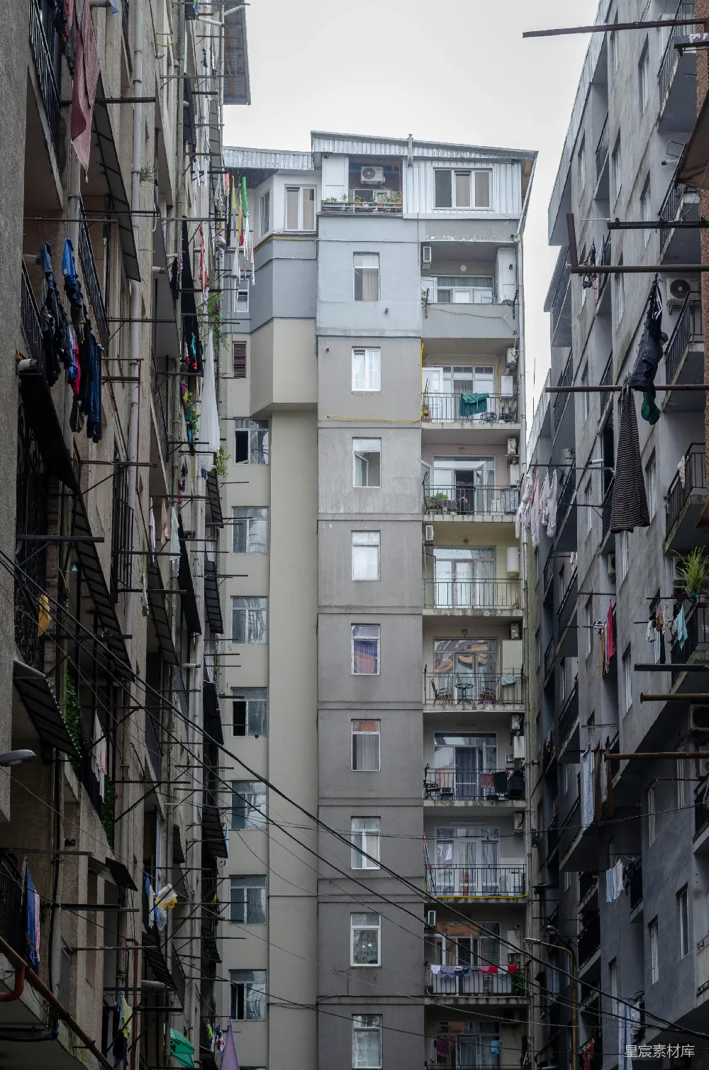 高清摄影 城市生活 老旧建筑 居民区 日常生活 紧凑空间 狭窄的都市生活