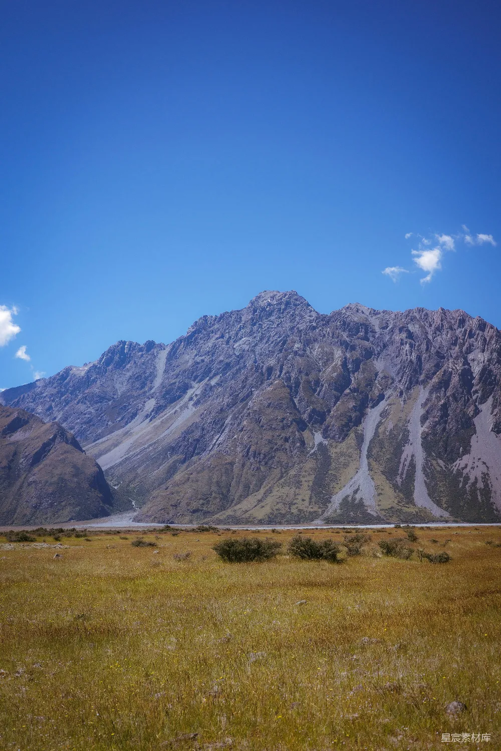 高清摄影 自然风光 山地 开阔 户外 宁静 山地与开阔草地