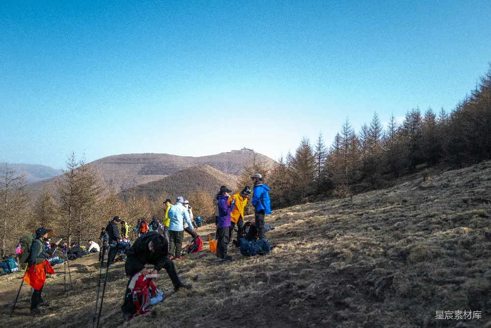 高清摄影 登山 户外活动 自然风光 团队合作 风景如画 登山者在山顶集结