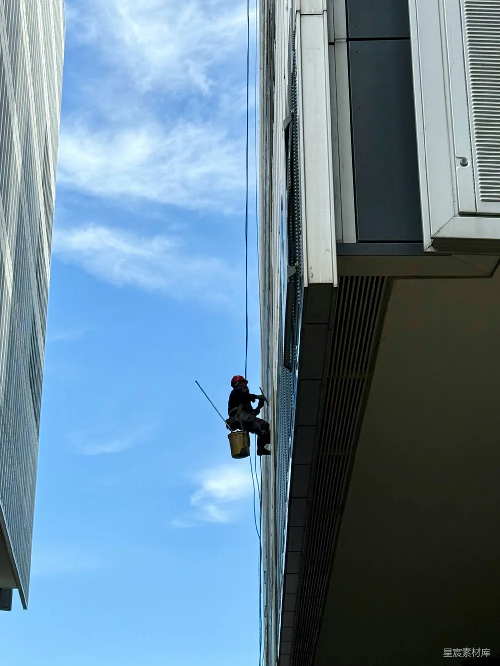 高清摄影 清洁工人 高楼 高空作业 蓝天 职业 高楼上的清洁工人