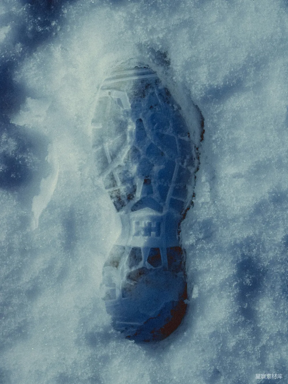 高清摄影 雪地 足迹 户外 自然 探险 雪地足迹
