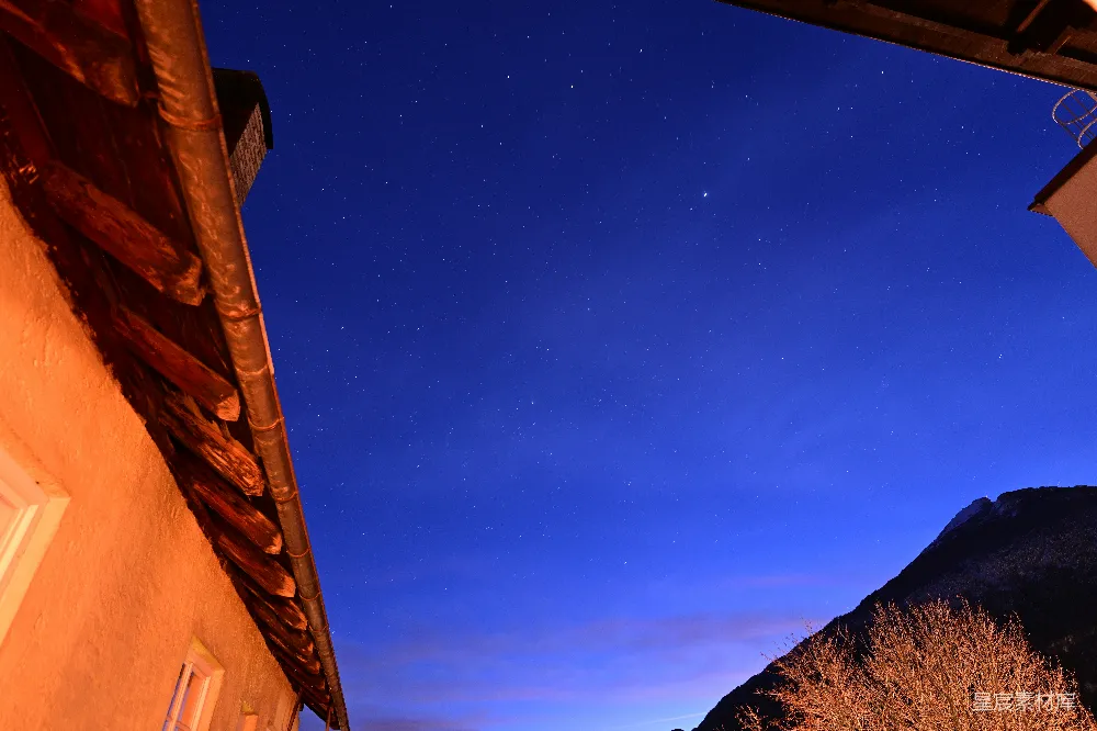 高清摄影 夜空 星星 屋顶 自然美景 宁静 夜空下的屋顶与星星