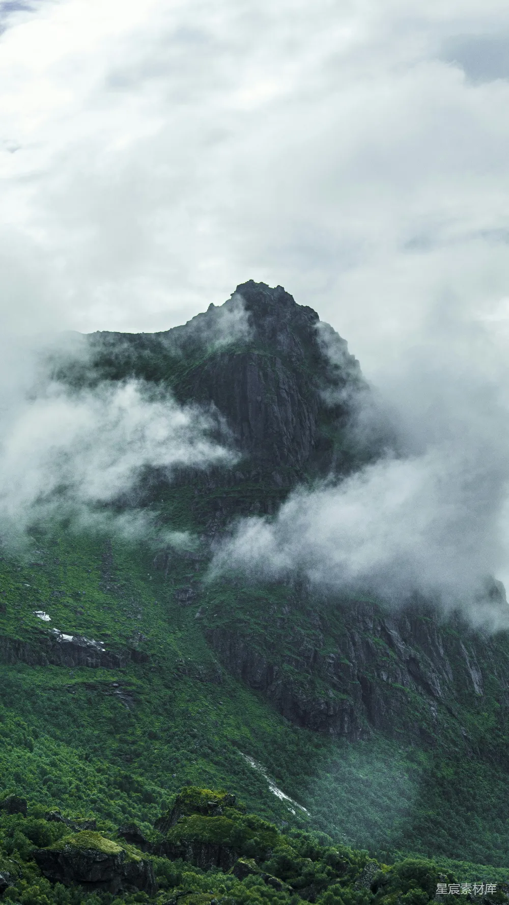 高清摄影 山峰 云雾 自然风光 户外摄影 宁静 云雾缭绕的山峰