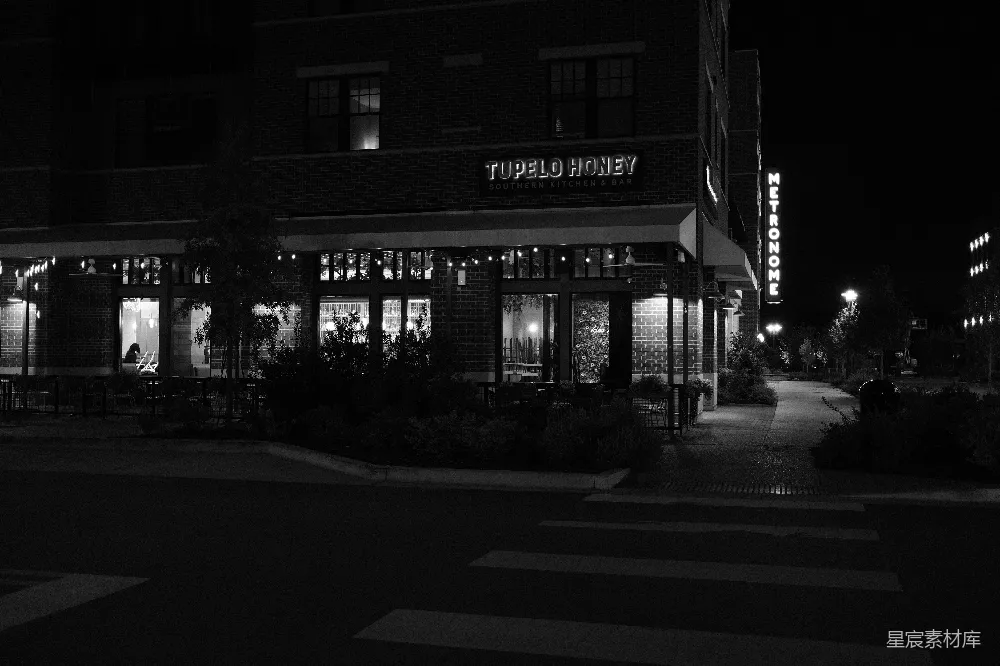 高清摄影 黑白照片 城市夜景 餐厅建筑 复古氛围 城市生活 夜晚的Tupelo Honey餐厅