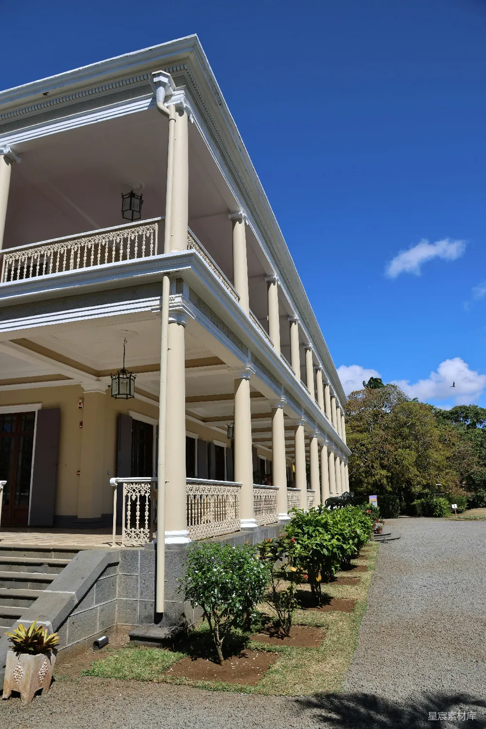 高清摄影 法式建筑 庄园 蓝天 复古风格 旅游景点 法式庄园：优雅的建筑与蓝天