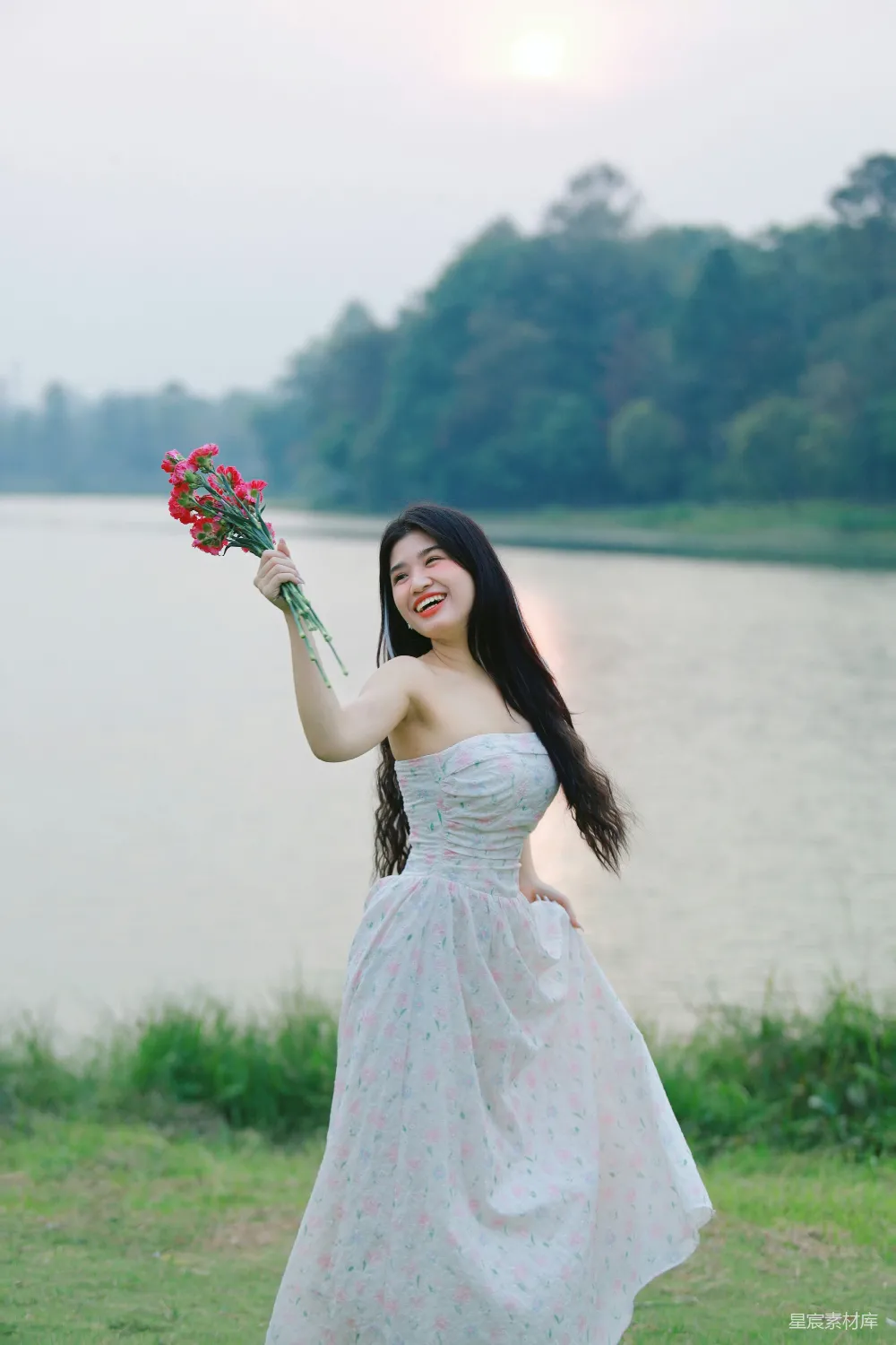 高清摄影 自然风光 青春活力 花与人 户外摄影 情感表达 湖畔笑颜的花束女孩
