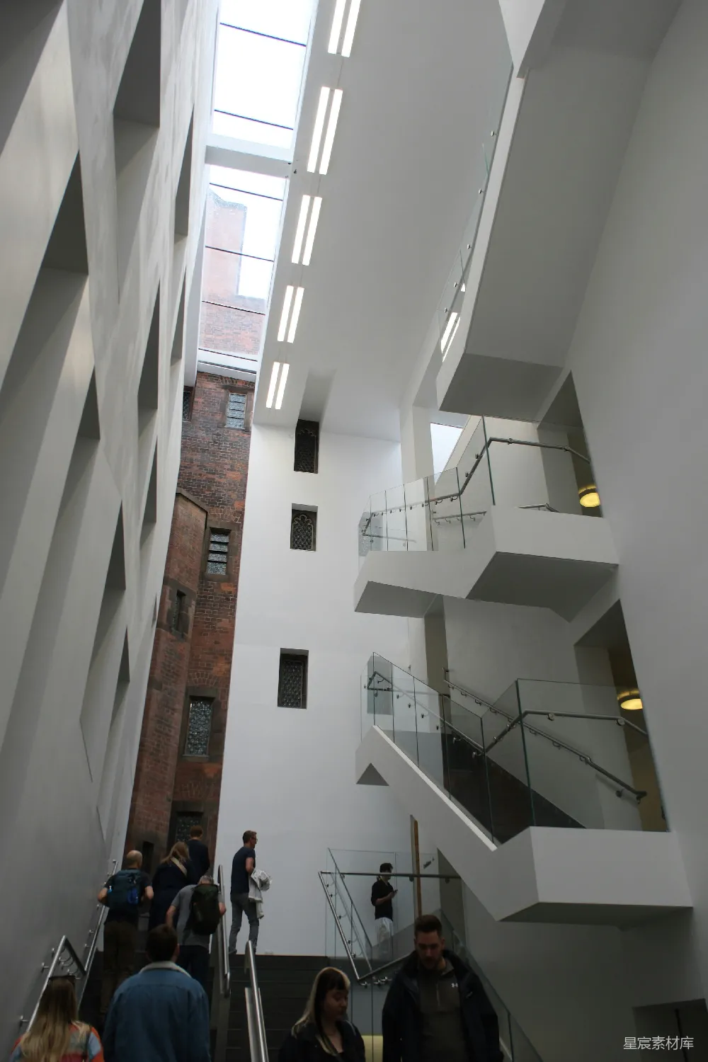 高清摄影 现代建筑 楼梯 玻璃栏杆 室内设计 公共空间 现代建筑中的玻璃楼梯