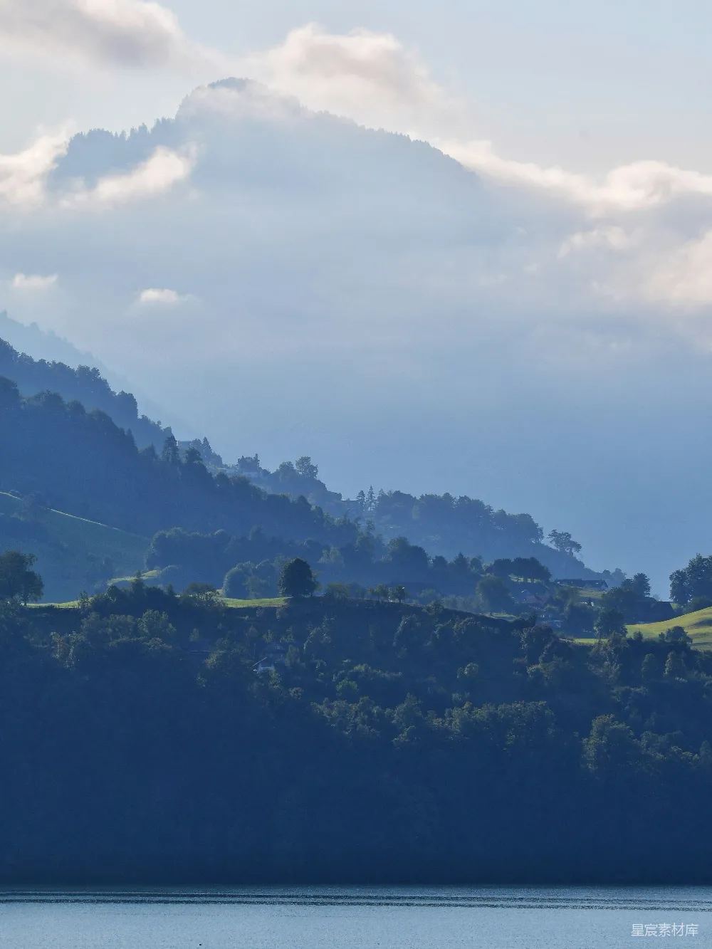 高清摄影 风景 山林 宁静 村庄 晨雾 晨雾中的山间小村