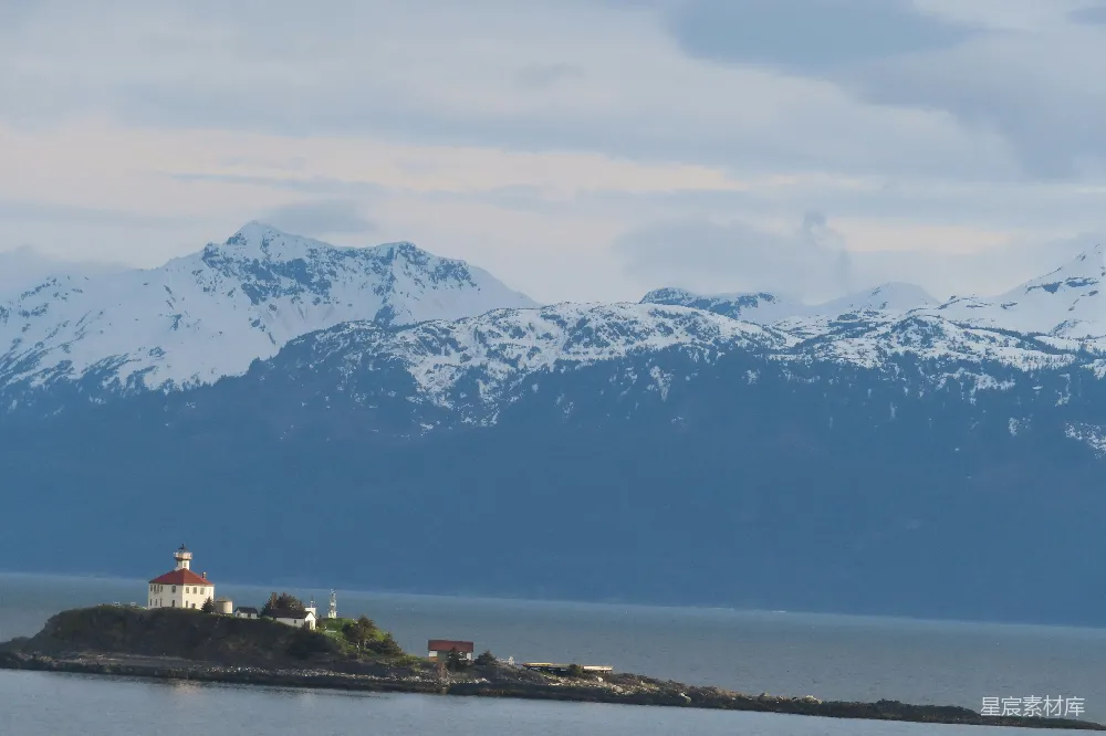 高清摄影 雪峰 灯塔 自然风光 海岸 宁静 雪峰与灯塔的宁静海岸