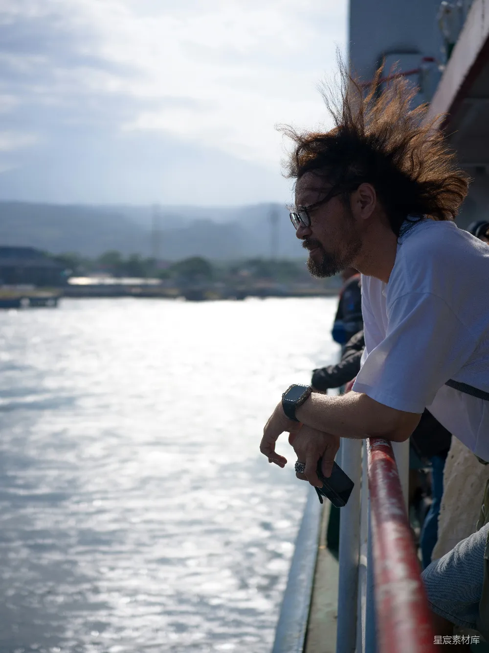 高清摄影 旅行 自然 风景 休闲 户外 乘船远行的旅人