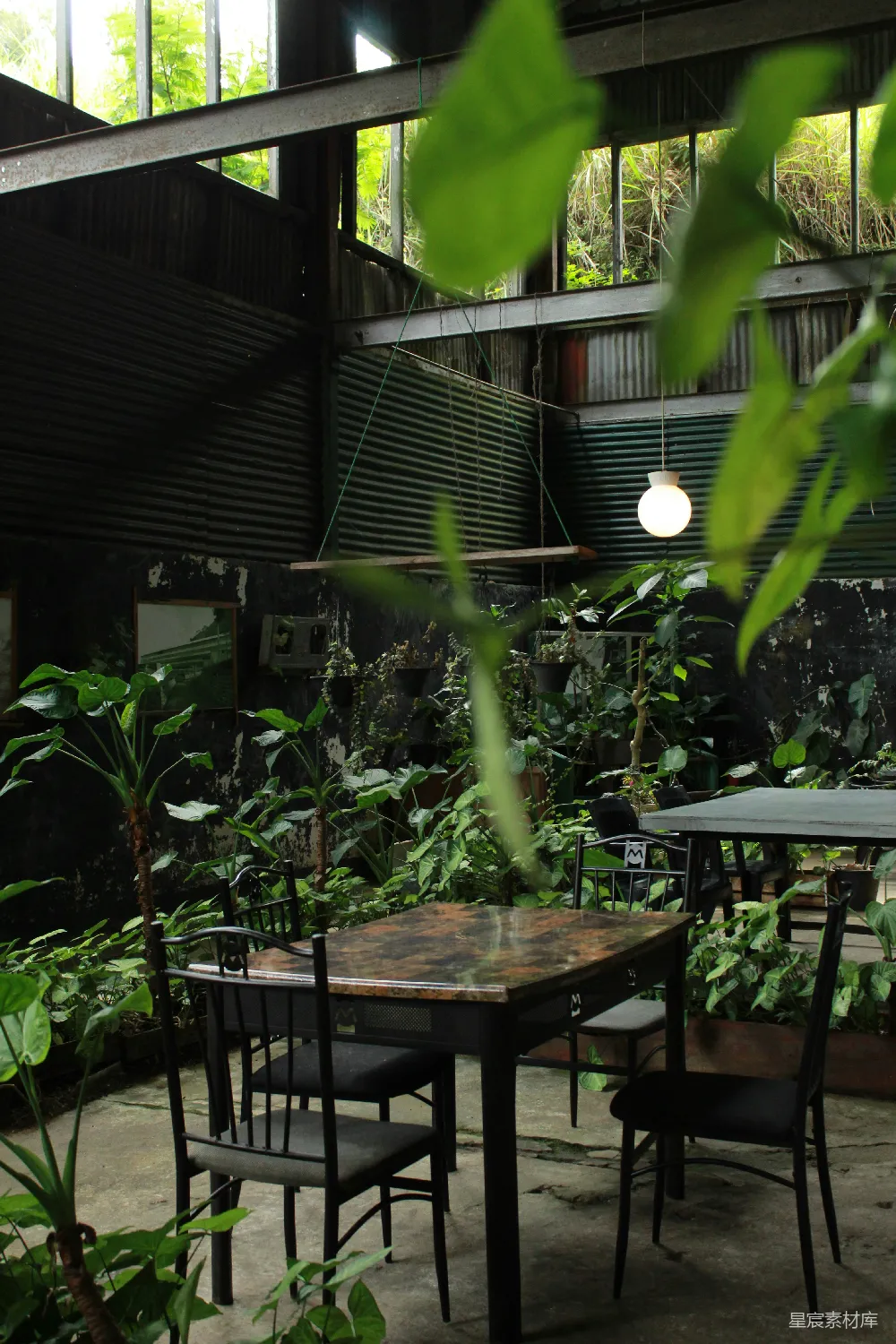 高清摄影 废墟 绿色植物 工业风 餐桌 复古 废弃工厂内的绿意餐桌