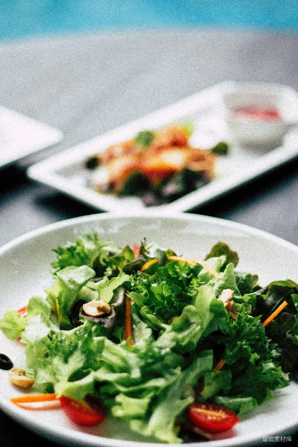 高清摄影 沙拉 寿司 美食 健康 餐桌 清新沙拉与寿司的搭配