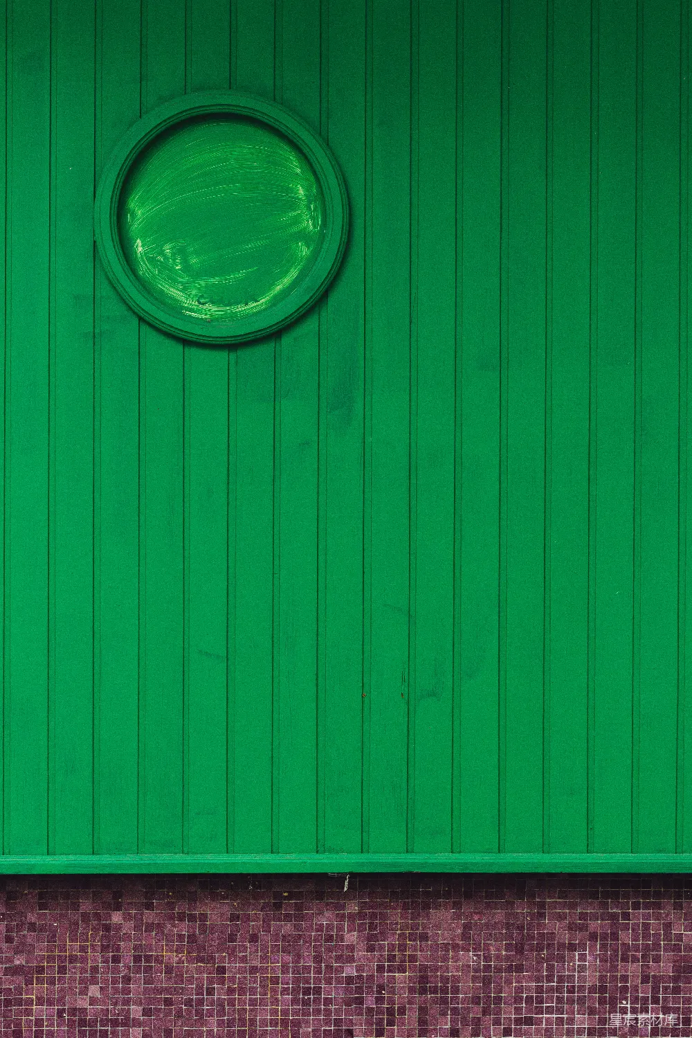 高清摄影 绿色 木质门 瓷砖地面 建筑元素 简约风格 绿色木质门与紫色瓷砖地面
