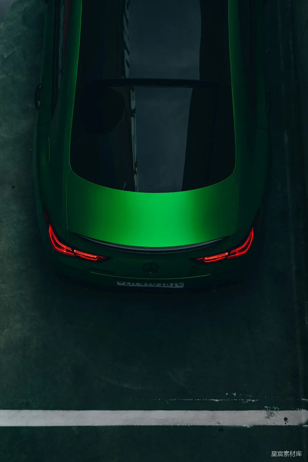 高清摄影 汽车 豪华 车尾灯 绿色 高端 绿色豪华车尾灯特写