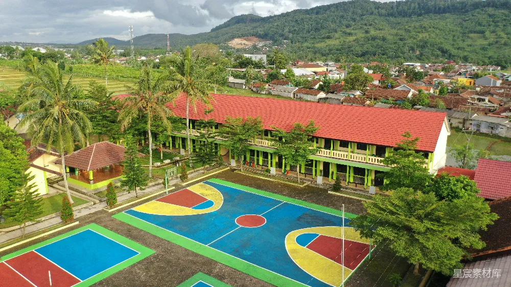 高清摄影 学校 乡村 篮球场 建筑 户外 乡村学校的多彩篮球场