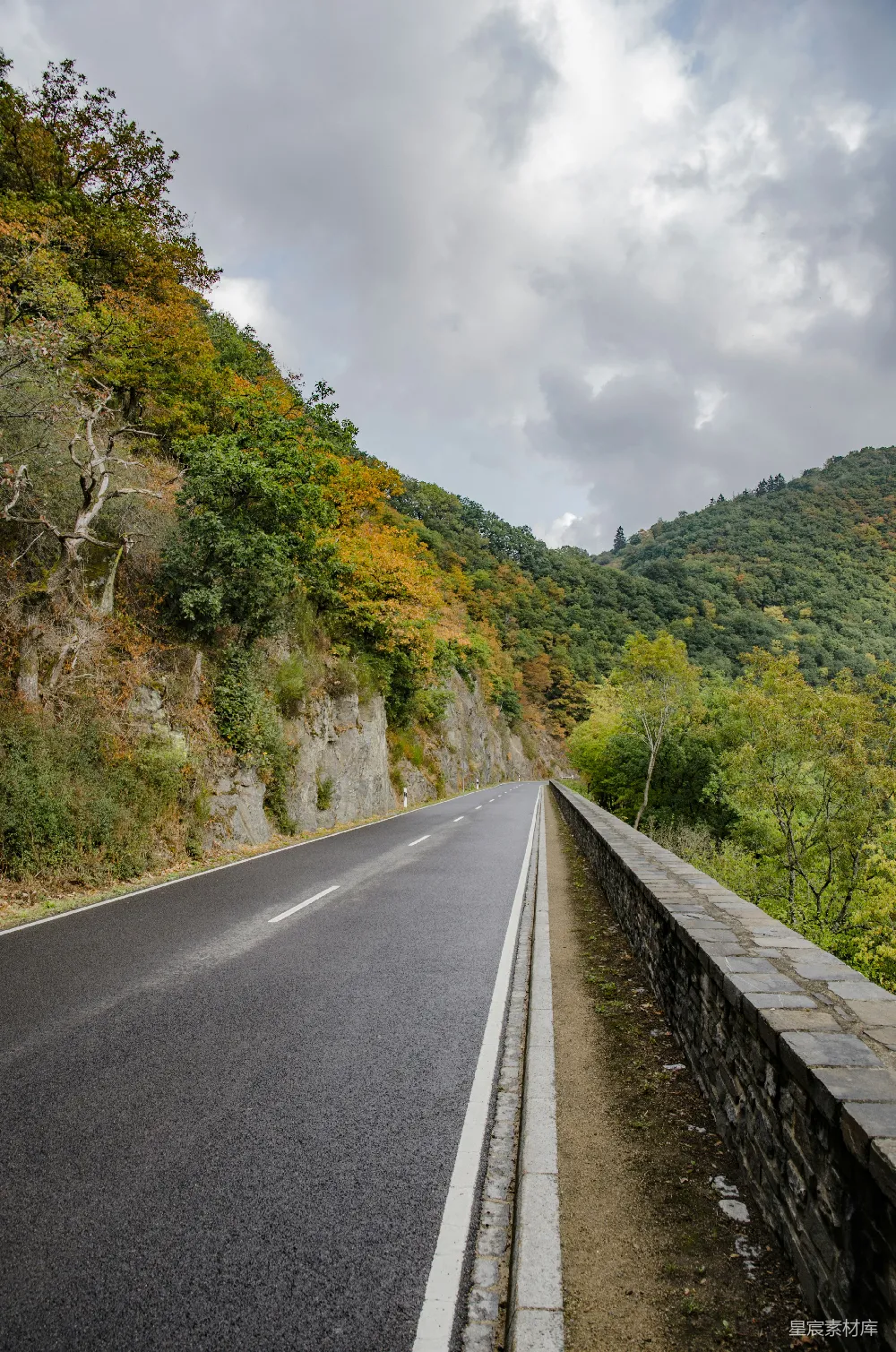 高清摄影 风景 自然 道路 秋天 山脉 蜿蜒山路