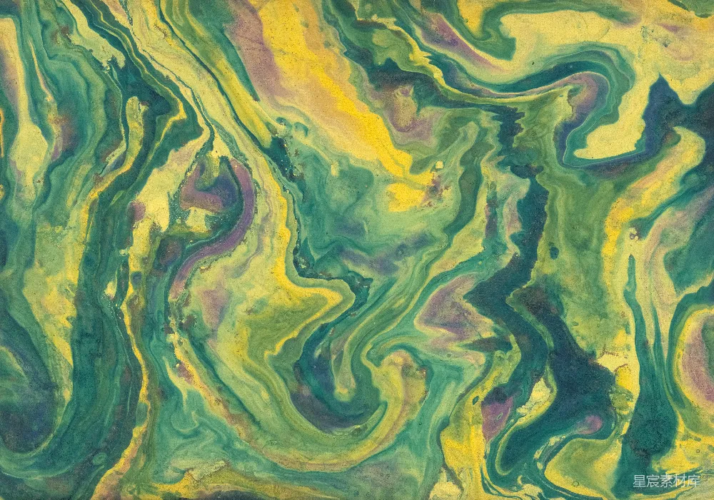 这幅图片展示了流体艺术的美妙之处，色彩斑斓的液体在画布上自由流动，形成了独特的纹理和图案。黄色、绿色和紫色的混合色调在画布上交织，创造出一种梦幻般的视觉效果。这种抽象的图案适合用作设计、装饰或壁纸的背景。