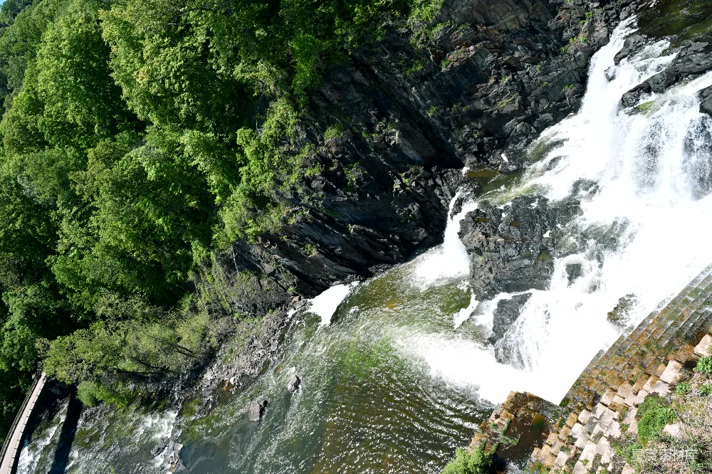 高清摄影 自然风光 瀑布 户外美景 自然景观 户外拍摄 瀑布从岩石上倾泻而下