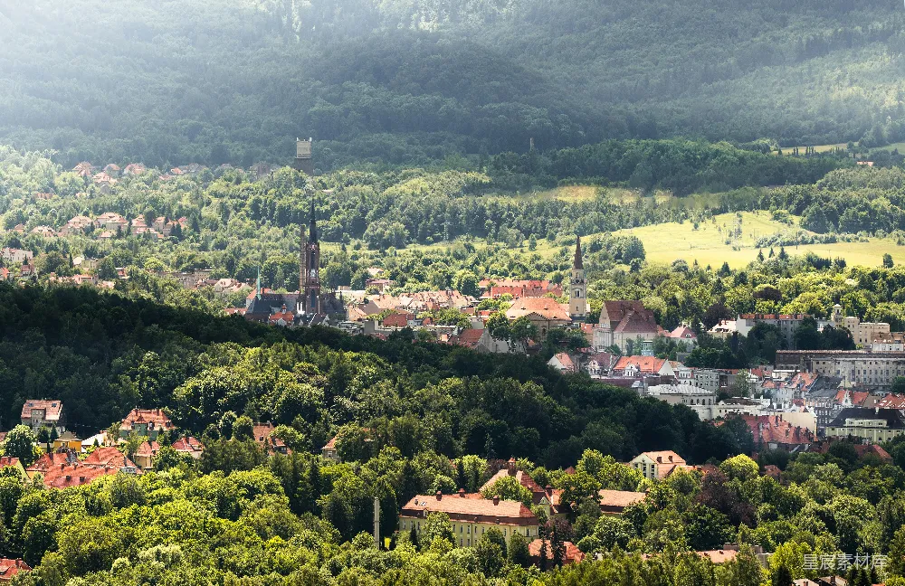 高清摄影 城市风光 自然景观 森林 建筑 宁静 绿意盎然的山城全景