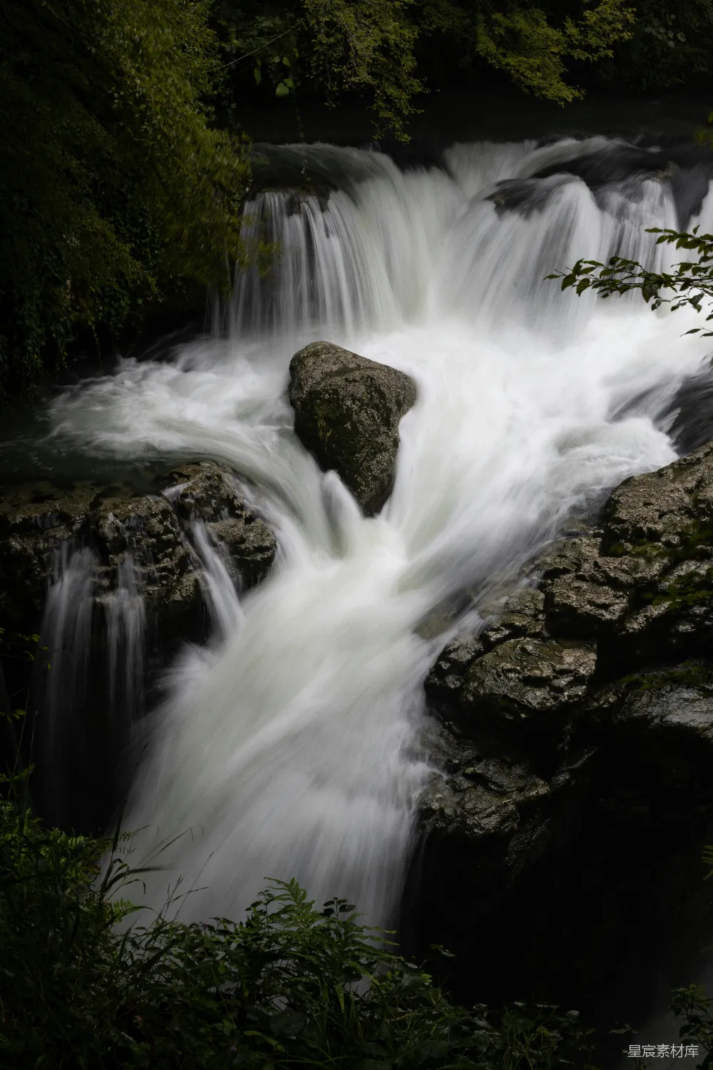 高清摄影 瀑布 自然景观 水流 森林 宁静 山间瀑布