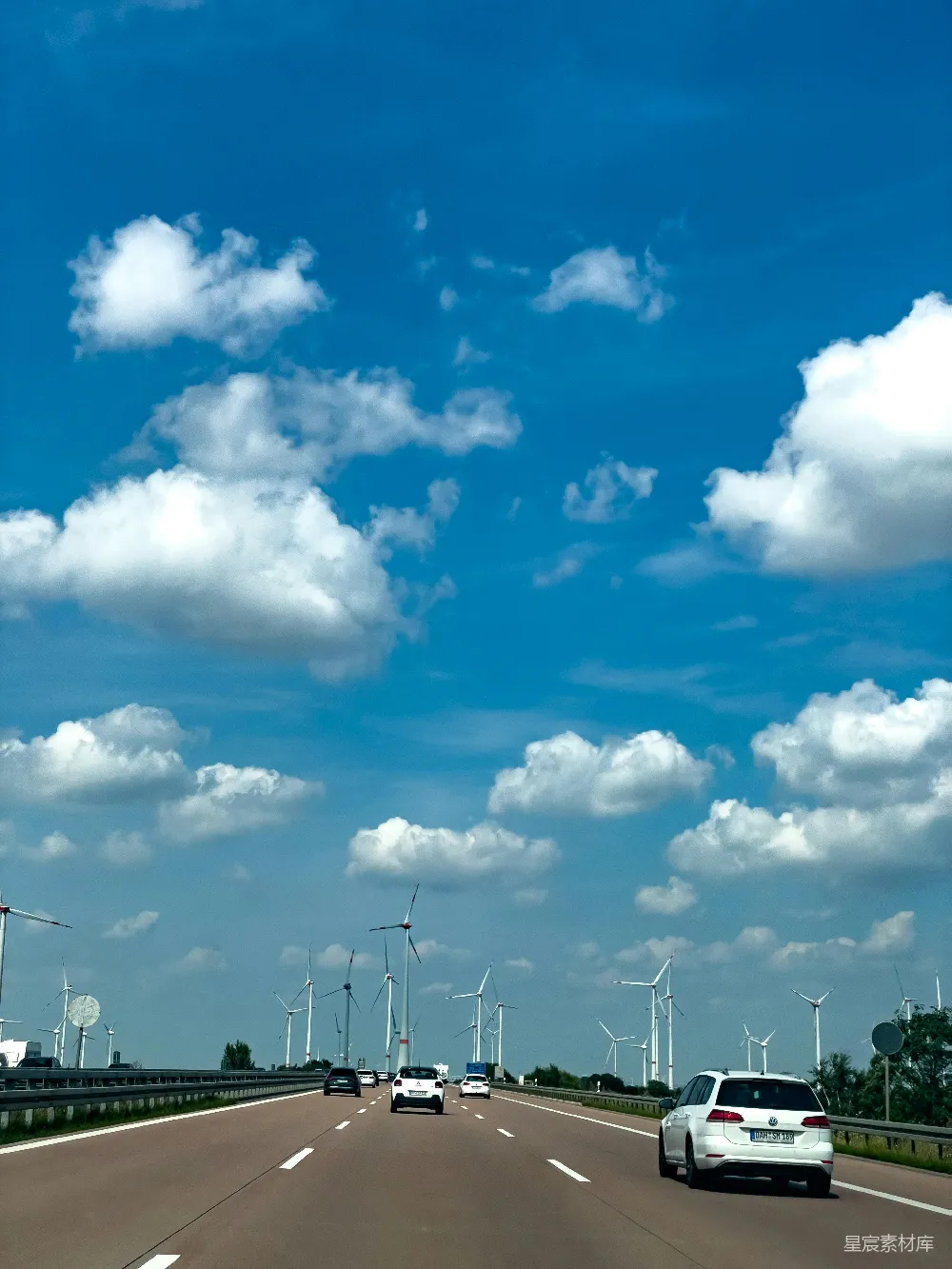 高清摄影 蓝天 白云 风车 公路 自然 蓝天白云下的高速公路