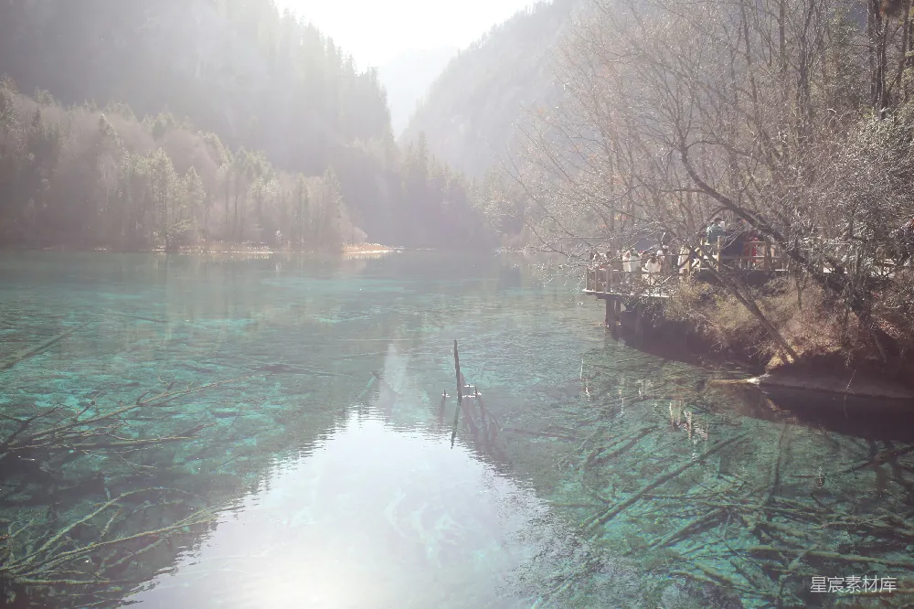 高清摄影 自然风光 湖水 宁静 山林 户外 清澈的湖水与宁静的自然