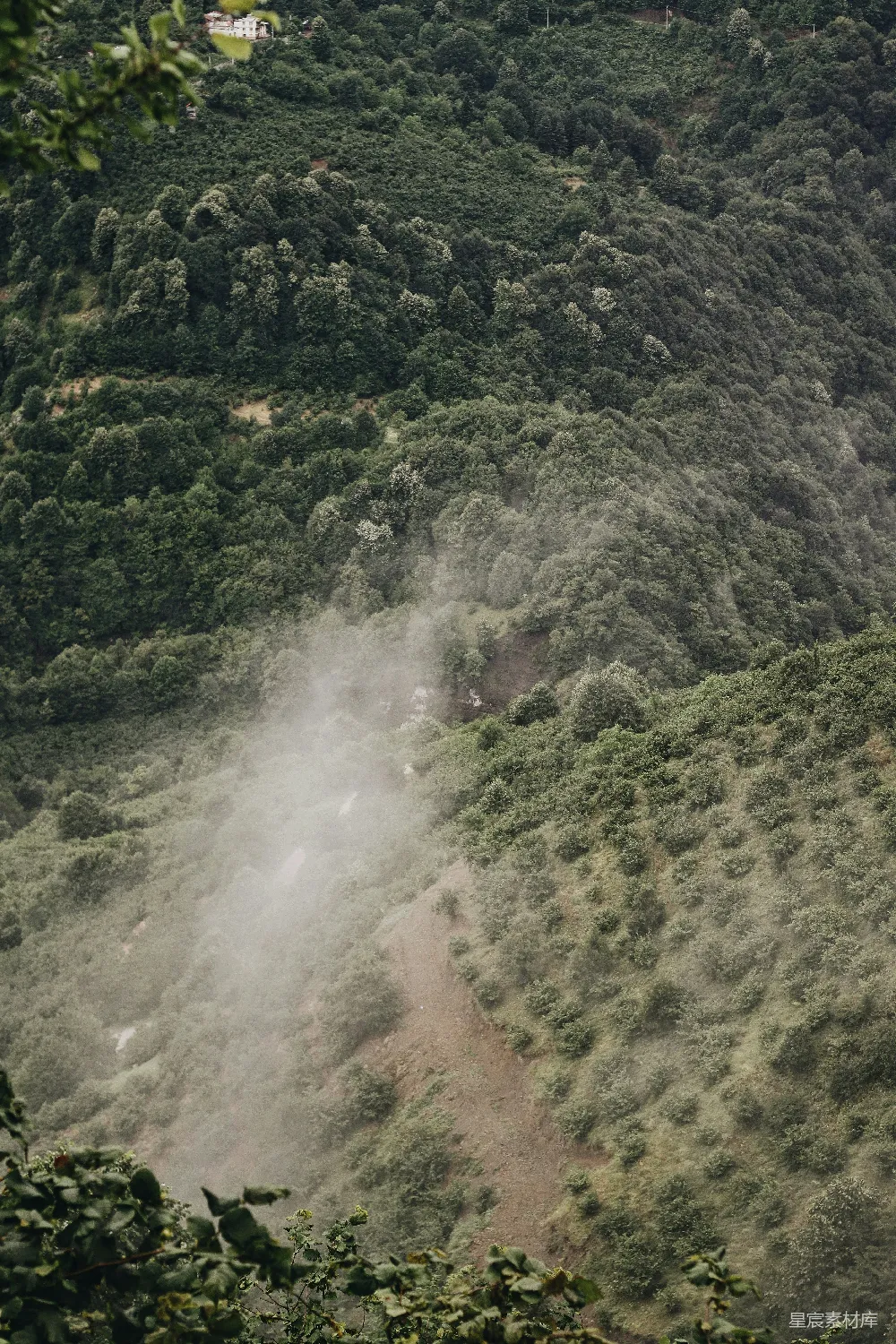 高清摄影 山景 自然 雾气 宁静 户外 山间薄雾