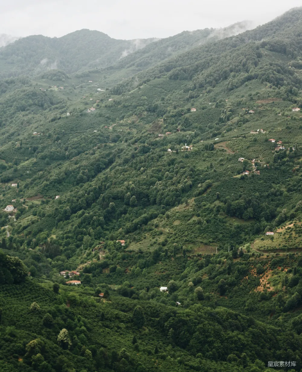高清摄影 山景 乡村 自然 雾气 宁静 雾气缭绕的山间小村