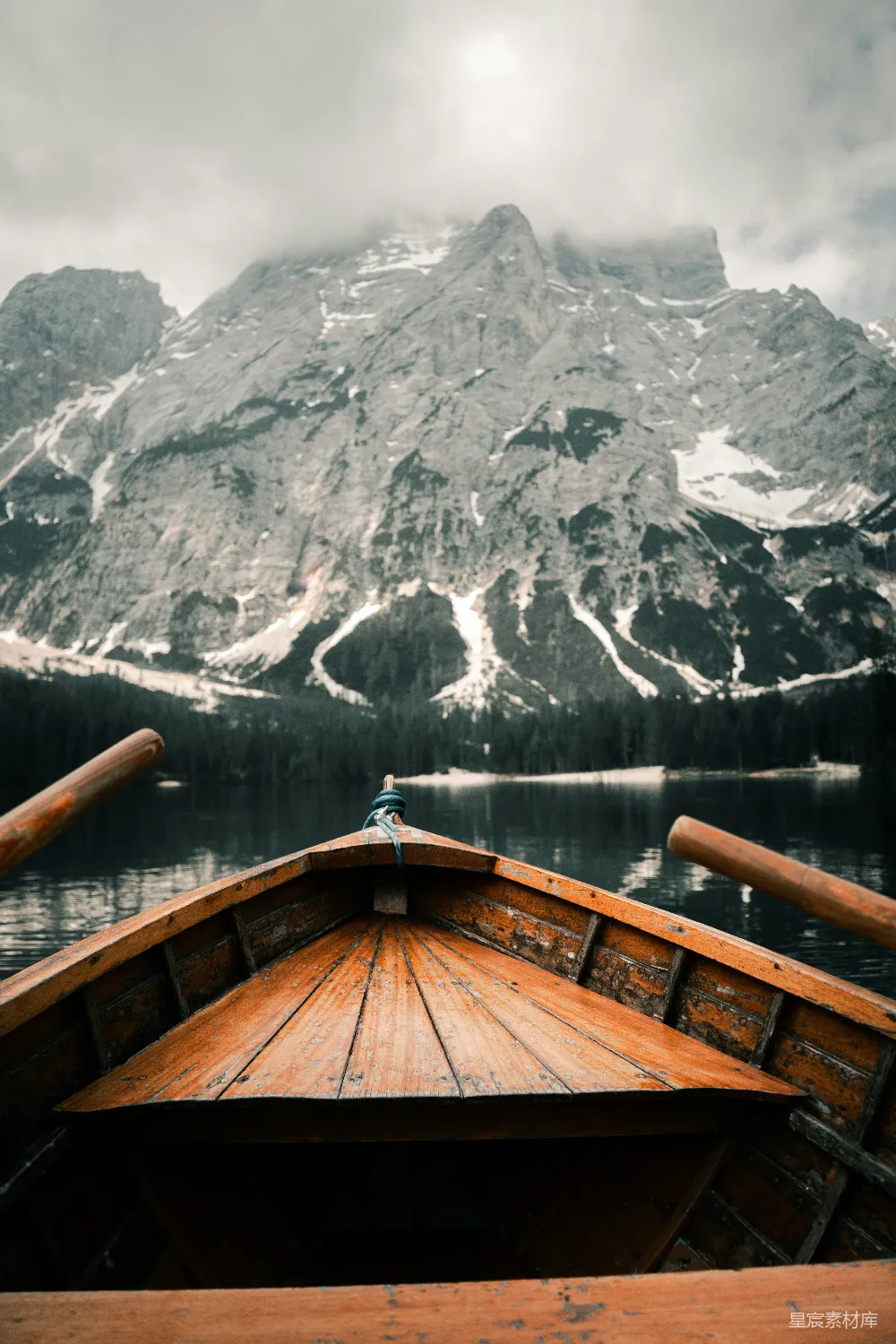 高清摄影 木舟 山景 宁静 自然 旅行 湖畔木舟：宁静的山景
