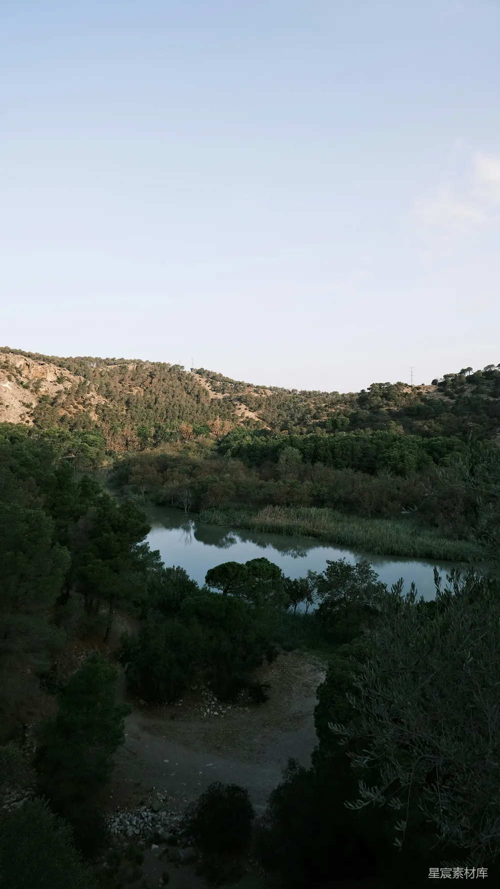 高清摄影 湖泊 自然风光 宁静 风景如画 户外 自然湖泊的宁静之美