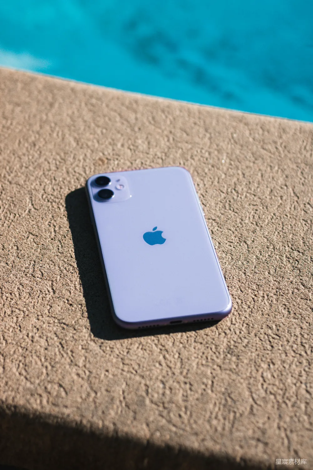 高清摄影 手机 紫色 泳池 户外 现代 紫色iPhone11与泳池边的宁静