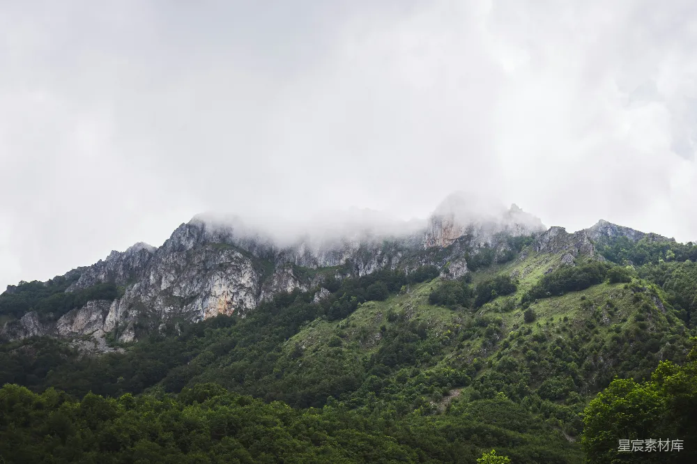 高清摄影 山峰 云雾 自然风光 户外 风景 云雾缭绕的山峰