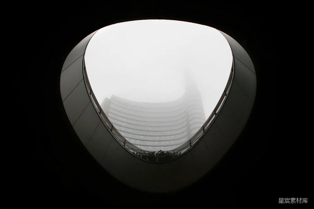 高清摄影 圆形天窗 现代建筑 城市景观 视角独特 建筑设计 透过圆形天窗看现代建筑