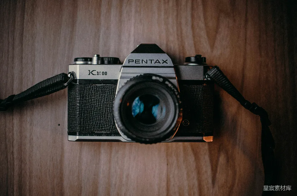 高清摄影 复古相机 PENTAX 经典摄影 木质背景 摄影爱好者 复古PENTAX相机特写