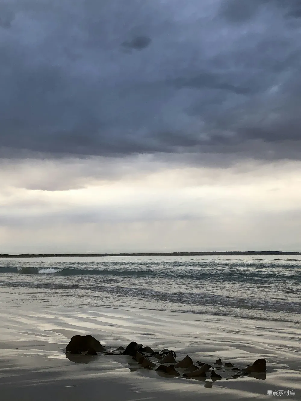 高清摄影 海滩 阴天 自然景观 宁静 户外 阴云密布的海滩