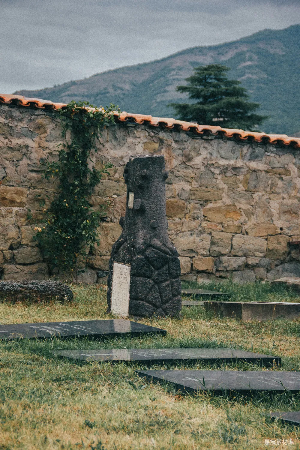 高清摄影 墓地 石碑 自然 历史 宁静 墓地中的石碑