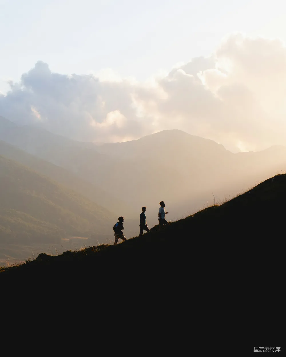 高清摄影 徒步 自然 风景 旅行 户外 山间徒步的剪影