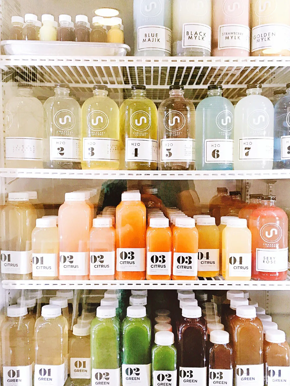 高清摄影 果汁 健康饮品 展示架 色彩搭配 饮品店 彩色果汁架