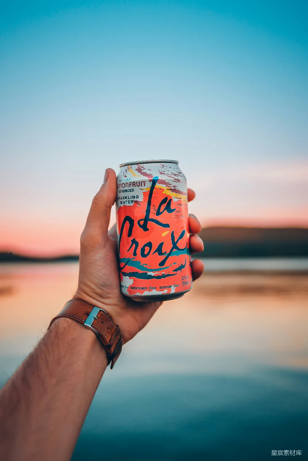 高清摄影 LaCroix 饮品 夕阳 清新 海滩 LaCroix罐装水：夕阳下的清新时光