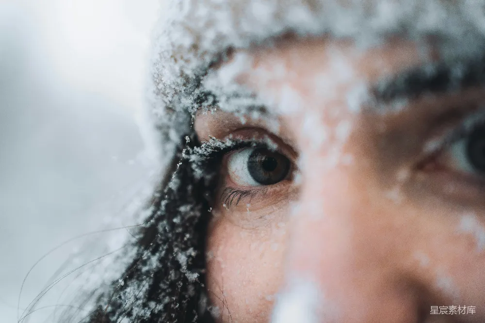 高清摄影 冬季 雪景 人像 自然 情感 冬日雪景中的凝视