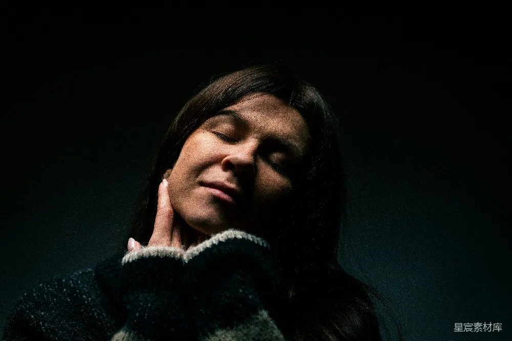 高清摄影 女性 沉思 昏暗 情感 肖像 昏暗中沉思的女性