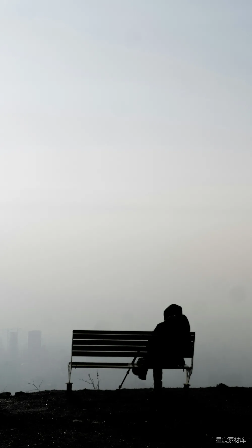 高清摄影 孤独 雾 城市 长椅 背影 雾中的孤独