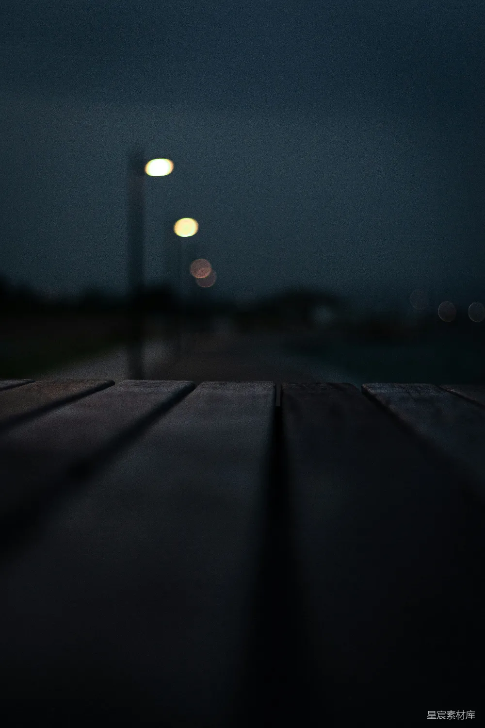 高清摄影 夜晚 木质 路灯 宁静 户外 夜幕下的木板路