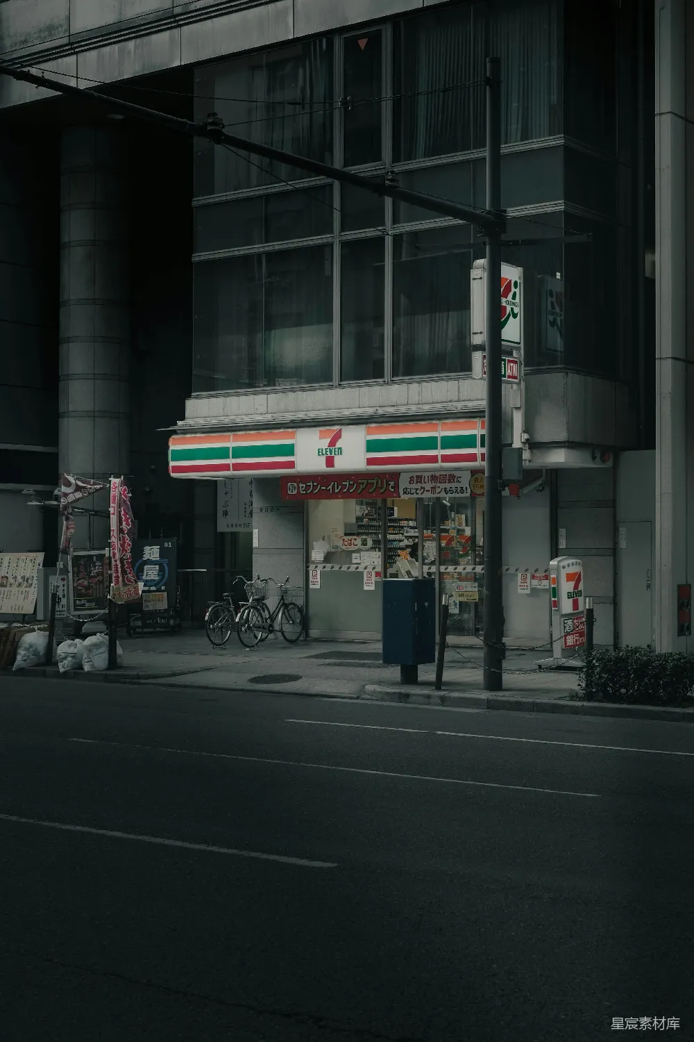 高清摄影 便利商店 城市街景 阴天 日本 日常 阴天下的便利商店街景