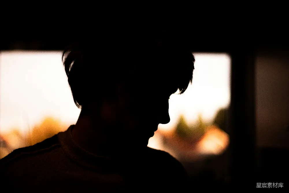高清摄影 剪影 逆光 人物 情感 室内 逆光剪影：窗外的光与影