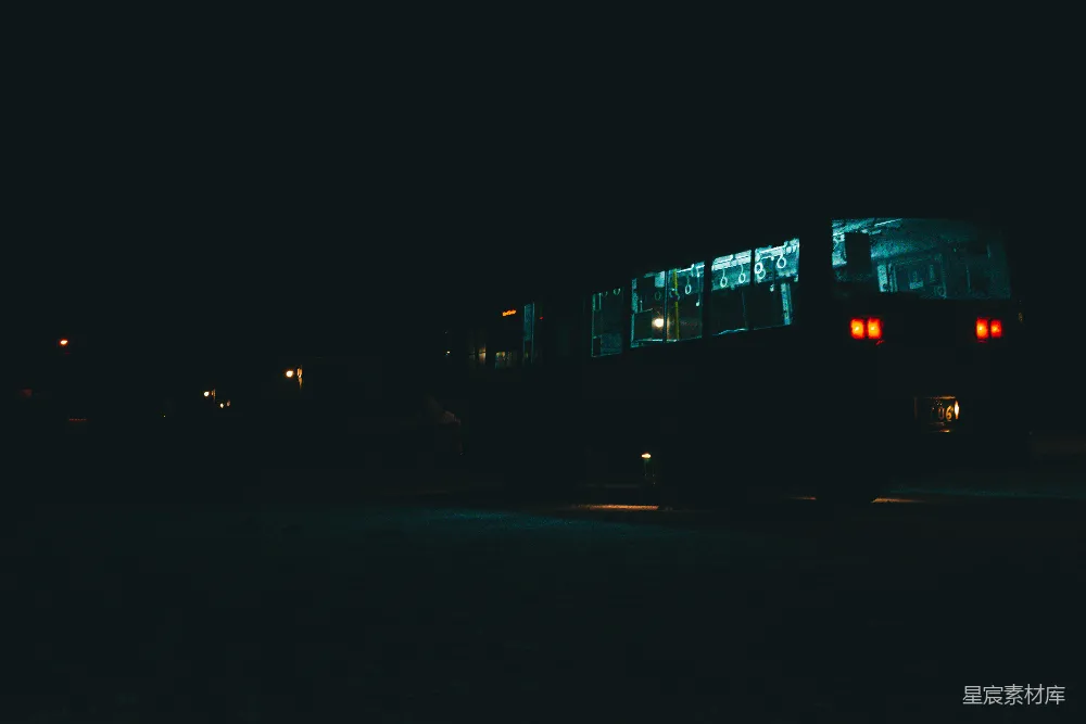 高清摄影 公交车 夜景 城市 黑暗 交通工具 夜幕下的公交车