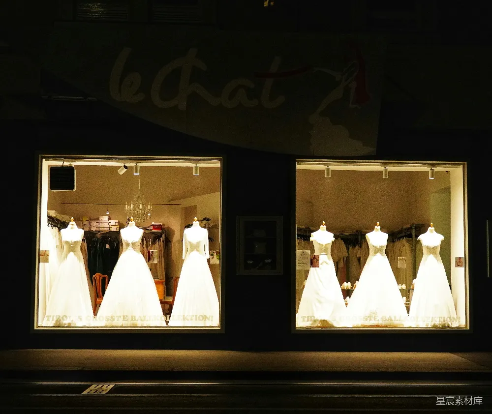 高清摄影 婚纱店 橱窗展示 夜景 高端 婚礼 夜色中亮起的婚纱店橱窗