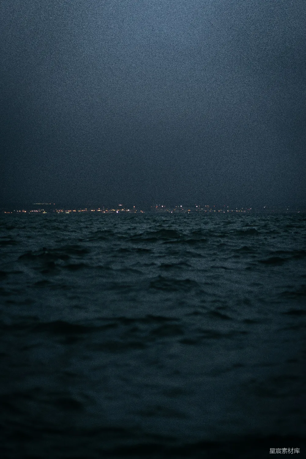 高清摄影 海洋 夜景 平静 城市灯光 宁静 夜幕下的海平线